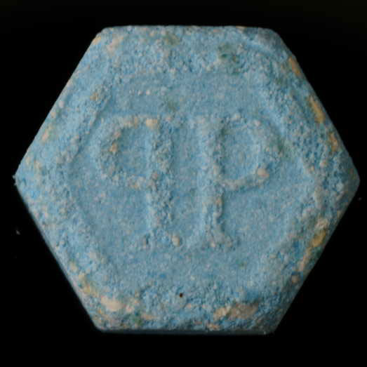 Philipp Plein / Totenkopf, Koffein, Lidocain, Tetramisol und eine unbekannte Substanz, erworben als MDMA, 21.11.2023 (Berlin)