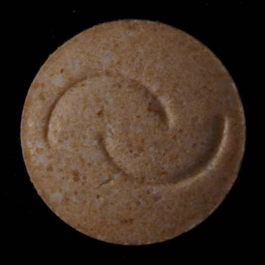Tablette mit Amphetamin, Koffein, Chinin und Theophyllin, erworben als Captagon®, 12.03.2024 (Berlin)