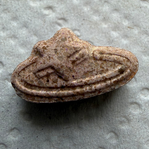 Pop Smoke, extrem hochdosiertes MDMA, verunreinigt mit 4-MMC (Mephedron) und einer unbekannten Substanz, 14.10.2025 (Berlin)